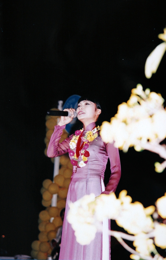 Phương Thanh biểu diễn sau khi nhận giải Mai Vàng 1999
