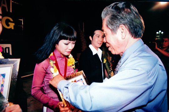Phương Thanh nhận Giải Mai Vàng năm 1999