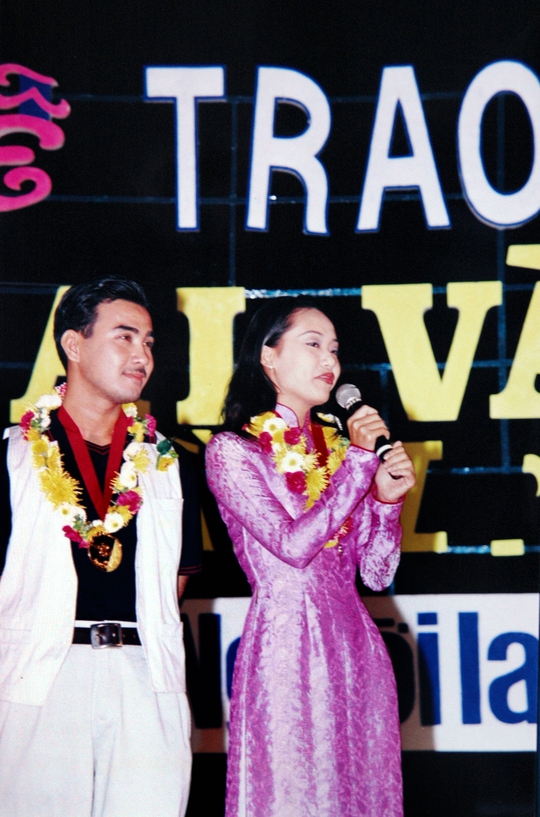 Quyền Linh trên sân khấu Lễ trao Giải Mai Vàng 1999 với hạng mục Nam diễn viên được yêu thích nhất