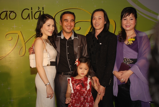 Quyền Linh chụp cùng đồng nghiệp và vợ con tại Mai Vàng 2008