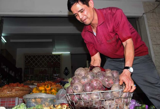 Củ dền tại chợ Đà Lạt được bán với giá 25.000 đồng/kg