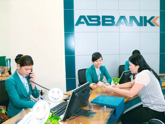 Khách hàng làm thủ tục vay vốn tại ABBank.