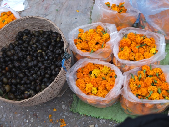 Hoa vạn thọ được ngắt sẵn, bán nhiều trong các chợ nhỏ, người dân mua về để cúng Phật.