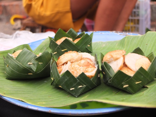 Bánh khọt ngọt, béo, mỗi gói 5 kip, tức khoảng 12.000 đồng