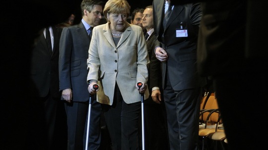 Bà Merkel phải chống nạng sau tai nạn. Ảnh: Reuters