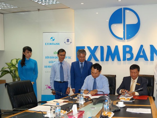 Đại diện Eximbank và Trường ĐH Ngân hàng TP HCM ký kết hợp tác