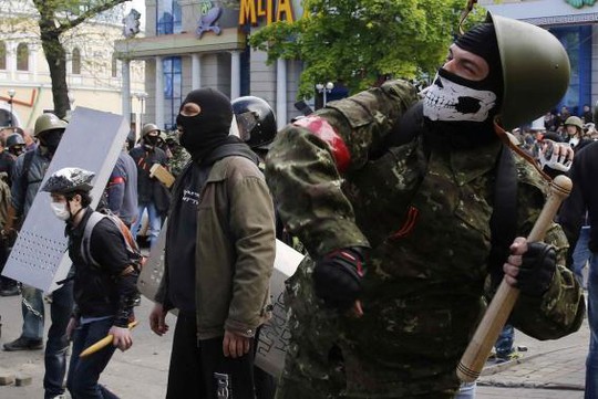 Quân đội Ukraine tấn công lực lượng chống đối ở miền Đông