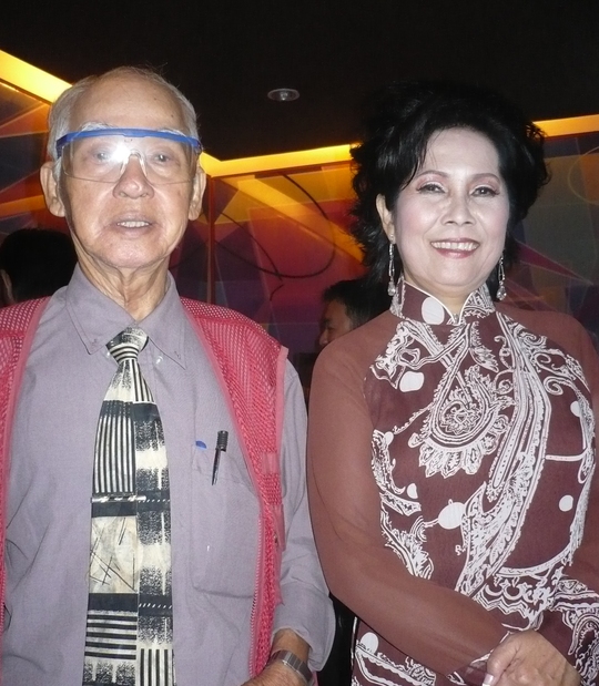 Nhà thơ - soạn giả Kiên Giang là người đặt thêm nghệ danh con nhạn trắng Gò Công cho nữ danh ca Phương Dung.