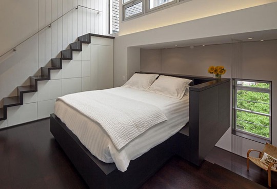 Giường ngủ được gắn liền với tường nhà trên tầng lửng.