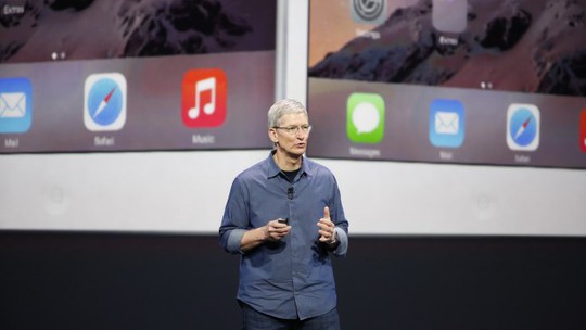 Tổng giám đốc Apple Tim Cook giới thiệu các sản phẩm mới - Ảnh: Reuters