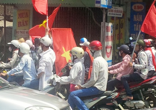 Thanh niên chạy xe ở TP Hải Phòng sáng 15-5 ôn hoà phản đối giàn khoan Hải Dương 981 của Trung Quốc