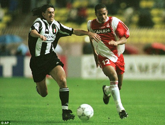 Henry trong màu áo Monaco, CLB đầu tiên của anh, tranh bóng với Moreno Torricelli của Juventus ở bán kết Champions League 1998