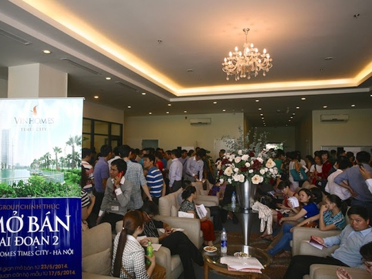 Khách hàng tham gia một buổi mở bán căn hộ tại Hà Nội vào tháng 5-2014