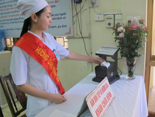Hệ thống phiếu khám tự động được đặt ngay tại lối vào Khoa khám bệnh Hệ thống phiếu khám tự động được đặt ngay tại lối vào Khoa khám bệnh