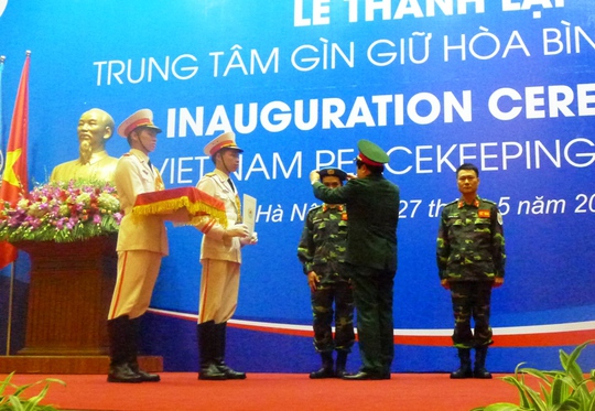 Bộ trưởng Phùng Quang Thanh trao quyết định, mũ nồi xanh cho hai sĩ quan làm nhiệm vụ gìn giữ hòa bình LHQ tại Nam Sudan