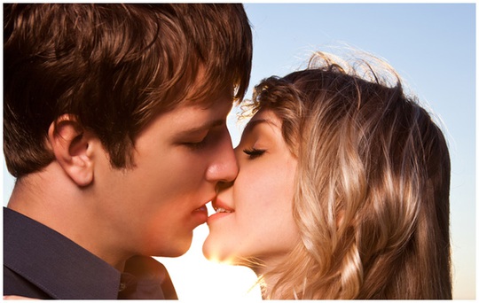 Nụ hôn kiểu Pháp chứa 80 triệu vi khuẩn