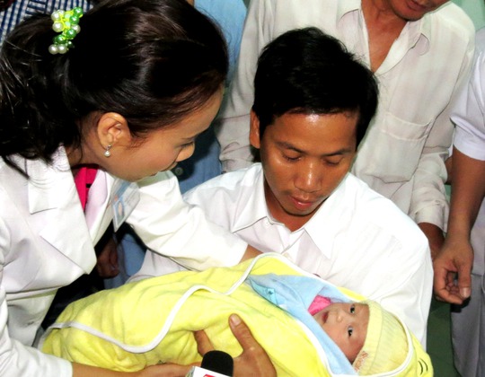 Xúc động giây phút bé “văng khỏi bụng mẹ” được cha đón về