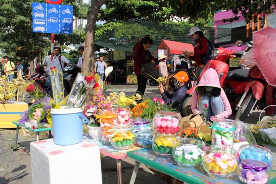 Các điểm bán hoa tươi, quà tặng trước các trường đại học luôn nhộn nhịp vào các dịp lễ.