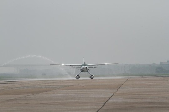 Thủy phi cơ được chào đón bằng vòi rồng ngay khi đáp xuống đường băng