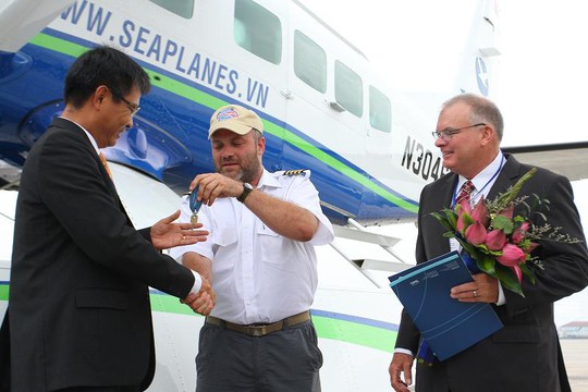 Ông Lương Hoài Nam, Tổng Giám đốc Hãng hàng không Hải Âu, nhận chìa khóa của thủy phi cơ từ cơ trưởng.