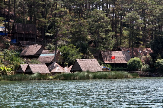 Một góc khu du lịch Nam Qua bên hồ Tuyền Lâm