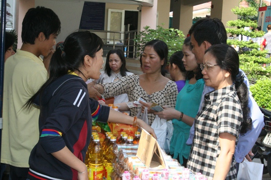 CNVC-LĐ quận Gò Vấp, TP HCM ủng hộ hàng Việt Nam chất lượng cao tại Ngày hội bán hành giảm giá do LĐLĐ quận tổ chức