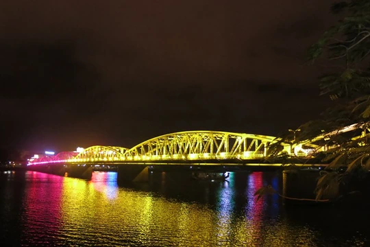 Cầu Trường Tiền rực rỡ trên sông Hương