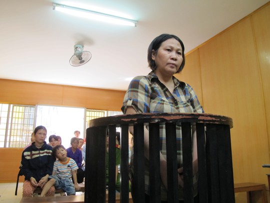 Bị cáo Hương trước vành móng ngựa và mẹ con bị hại ngồi hàng ghế đầu