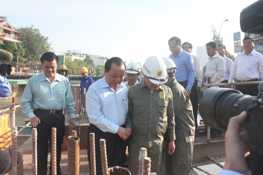 Ông Lê Thanh Hải - Uỷ viên Bộ Chính trị, Bí thư thành ủy TPHCM thăm công nhân thi công cầu Bông