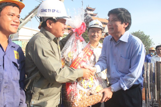 Ông Nguyễn Văn Đua, Phó Bí thư thường trực Thành ủy TP HCM tặng quà công nhân thi công cầu Lê Văn Sỹ