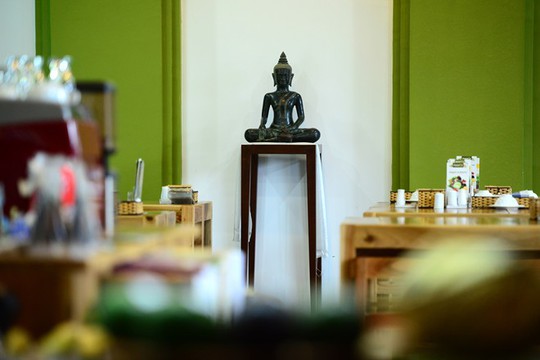 Một góc nhà hàng đặt tượng Phật trang trọng.