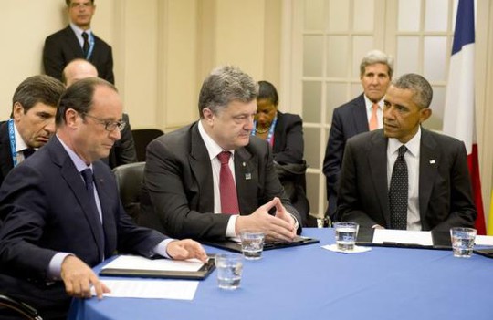 French President Francois Hollande (L), Ukrainian President Petro Poroshenko (C) and U.S. President Barack Obama (R) meet to discus Ukraine at the NATO summit at the Celtic Manor resort, near Newport, in Wales September 4, 2014. REUTERS-Alain Jocard-Pool