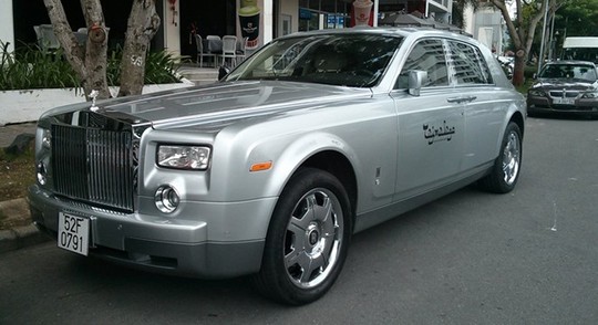 Chiếc Rolls-Royce Phantom màu bạc đầu tiên về Việt Nam năm 2007 đã mở đầu cho phong trào chơi xe siêu sang trong nước. Ảnh: Minh Anh.