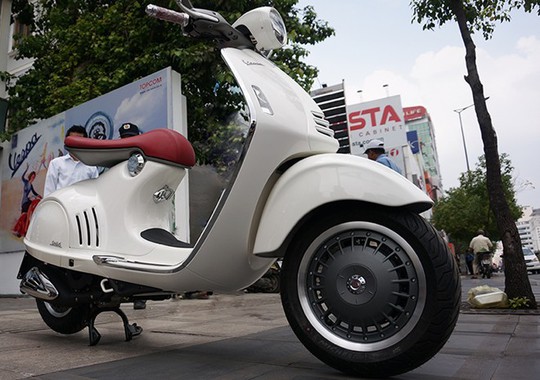 Vespa 946 là chiếc xe tay ga đặc biệt. Mức giá của nó tương đương một chiếc xe hơi Kia Morning.