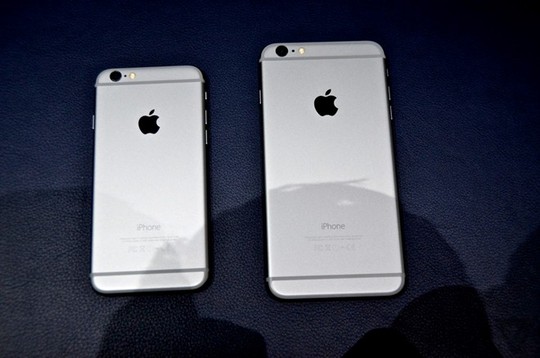 Mặc dù chênh lệch không bao nhiêu, nhưng iPhone 6 Plus có kích thước khá lớn khi đặt cùng iPhone 6. Cả hai đều được trang bị chíp xử lý A8 64 bit thế hệ thứ 2 của Apple.