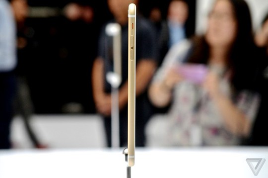 Không phải là thiết bị di động mỏng nhất hiện nay nhưng với độ dày 6,9 mm (iPhone 6) và 7,1 mm (iphone 6 Plus), các iPhone thế hệ mới của Apple vẫn được đánh giá là siêu mỏng trên một thiết kế tổng thể rất tinh tế.