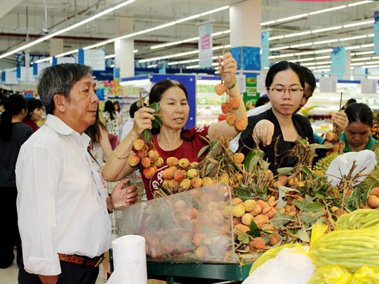 Vải thiều là mặt hàng bán chạy ở siêu thị. Ảnh chụp tại siêu thị Co.op Mart Bình Triệu (TP HCM)