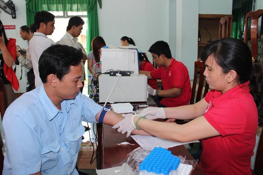 công nhân kiểm tra sức khỏe trước khi hiến máu