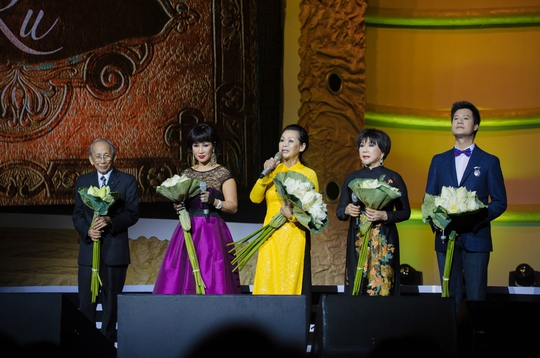 Các nghệ sĩ khách mời trong liveshow Khánh Ly (từ trái qua): Nhạc sĩ Nguyễn Ánh 9, ca sĩ Khánh Hà, Lệ Thu, Quang Dũng .