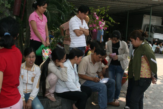 Công nhân Công ty Magnicon quận 12, TP HCM, viết đơn khiếu nại đòi doanh nghiệp chi truy đóng BHXH           ẢNH: KHÁNH AN