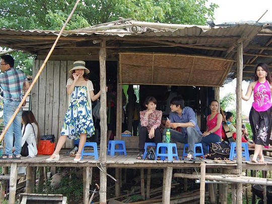 Những căn chòi xụp xệ được tận dụng làm nơi cho thuê thay đồ, trang điểm...