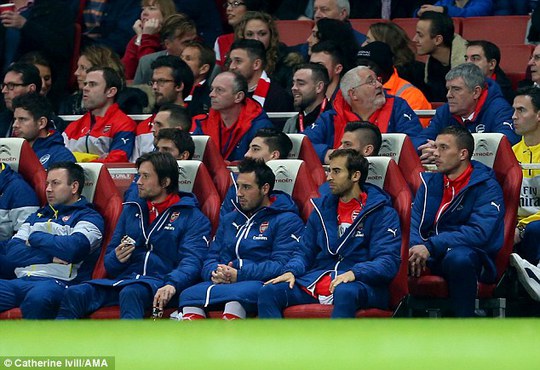 Podolski (bìa phải) ngồi dự bị trong trận Arsenal thua M.U 1-2 hồi cuối tuần qua