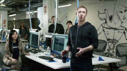 Zuckerberg tại văn phòng làm việc - Ảnh: AP