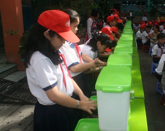 Học sinh trường tiểu học Kỳ Đồng (quận 3, TP HCM), rửa tay bằng xà phòng hưởng ứng chiến dịch tại lễ phát động