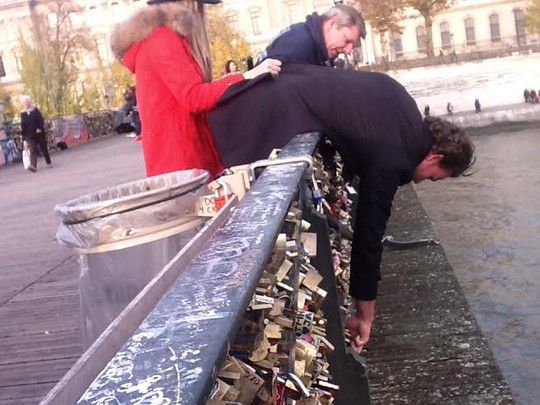 Liêu mình gắn khóa tình yêu trên cầu Pont des Arts. Ảnh: H. Hoàn