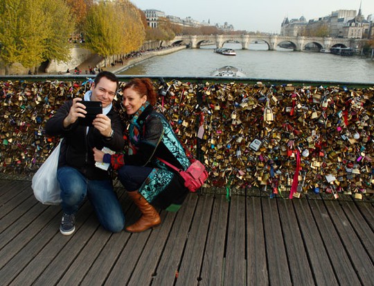 Liều mình khoá tình yêu trên cầu Pont des Arts