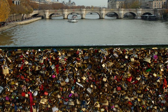 Liều mình khoá tình yêu trên cầu Pont des Arts