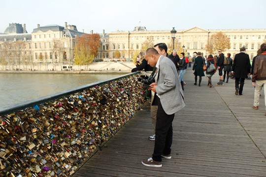 Liều mình khoá tình yêu trên cầu Pont des Arts