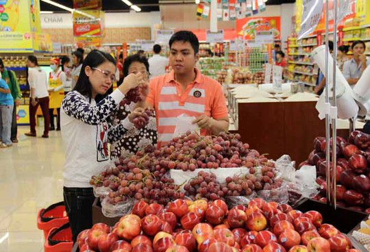 Khách hàng lựa chọn trái cây tại Lotte Mart Tân Bình.