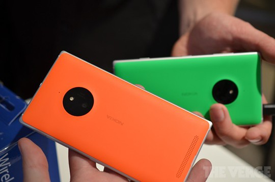Mỏng 8,5 mm, nặng 150 gram có sẵn với nhiều tùy chọn màu sắc thời trang điển hình của dòng Lumia. Luami 830 sẽ lên kệ trong tháng 9 với giá công bố tại châu Âu là 330 Euro.